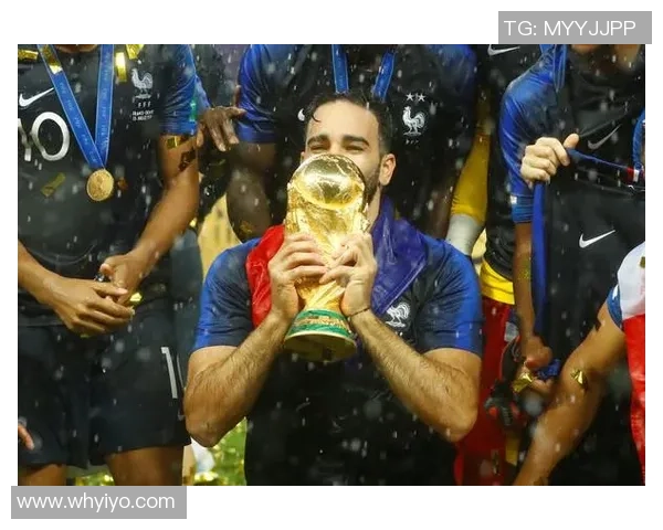 申城之巅，金杯璀璨：英超奖杯首秀上海，开启足球狂欢新篇章